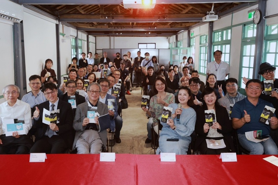 與會貴賓與實踐大學團隊於大學社會責任實踐計畫簡報後合影，現場匯聚中央、地方及學界多方代表
