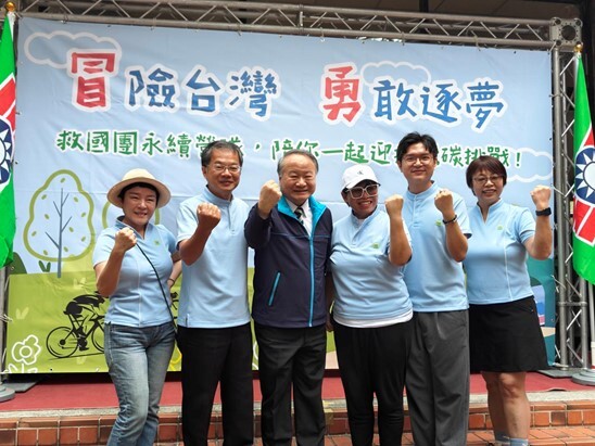 實踐大學丁斌首校長(左三)率服裝設計學系團隊出席救國團形象制服發布記者會。(實踐大學提供)