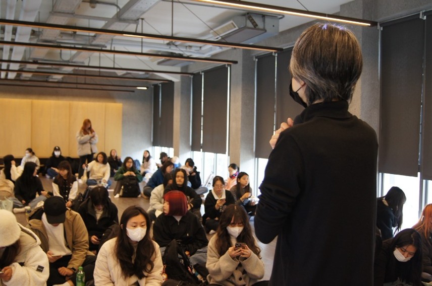 陳君儀副教授與師生互動-2