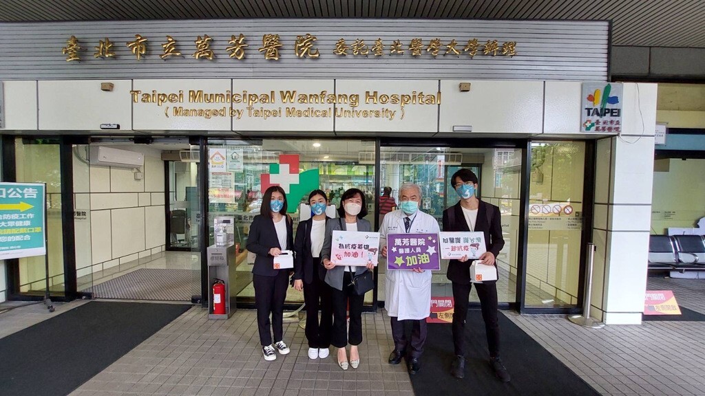 實踐大學餐管系學生製作義法甜點慰勞萬芳醫院醫護人員,由萬芳醫院戴裕廷副院長代表受贈。
