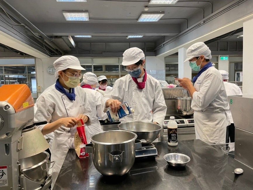 實踐大學餐管系動員24位學生,耗時兩天,製作120份義法甜點。
