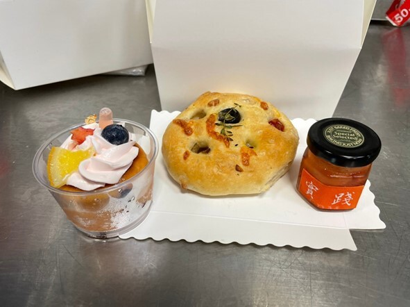 實踐大學餐管系親手製作的蘭姆巴巴及巧巴達。