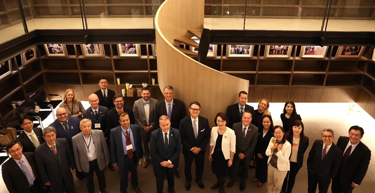 實踐大學洪久賢校長(右七)帶隊熱情接待美國佛羅里達州代表團。