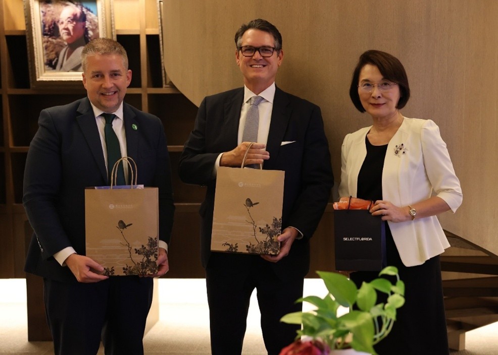 實踐大學洪久賢校長（右）與美國佛羅里達州州務卿 Cord Byrd（中）、商務廳廳長Alex Kelly（左）互贈紀念禮物，開啟國際合作新篇章。