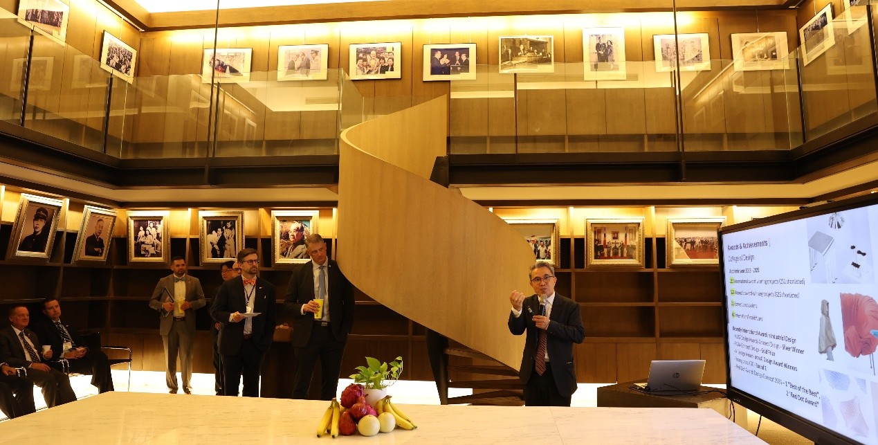 實踐大學副校長郭壽旺(右一)向美國佛羅里達州代表團介紹學校辦學特色與AI教育成果。