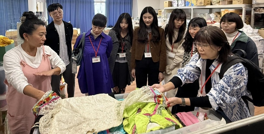 實踐大學設計學院院長許鳳玉(右一)親自教學服裝設計從無到有的過程。