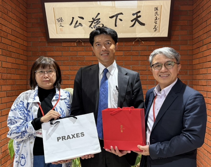 實踐大學國際暨兩岸事務處副校長郭壽旺(右一)與設計學院院長許鳳玉(左一)代表學校致贈實踐大學自創服裝品牌 PRAXES 禮品予日本橫濱中華學院校長杜文劍,象徵兩校交流情誼。