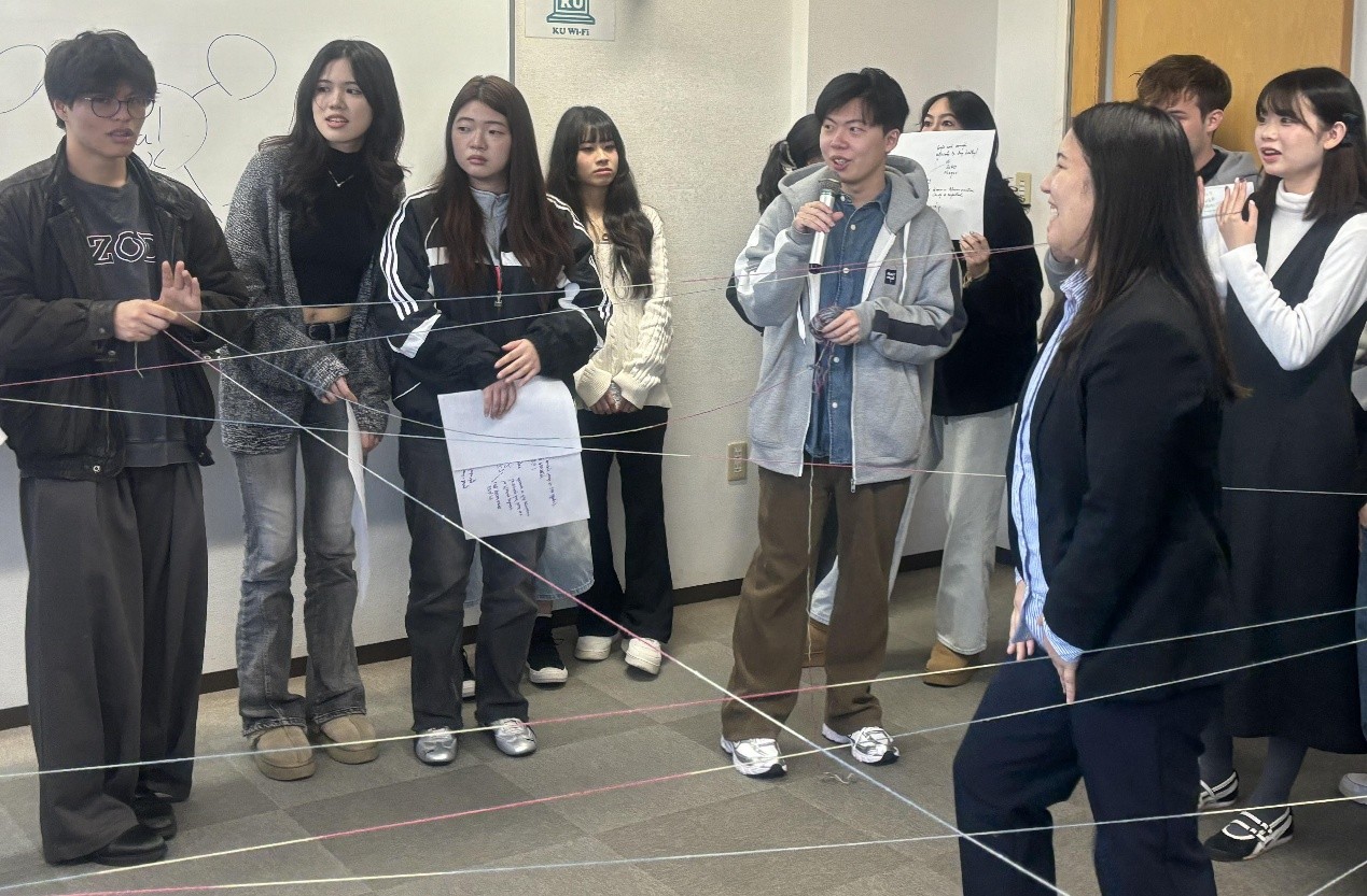 線球在學生間來回傳遞,串起不同組別的 SDGs 主題!學生從互動遊戲發現,永續發展是彼此相連的全球網絡。