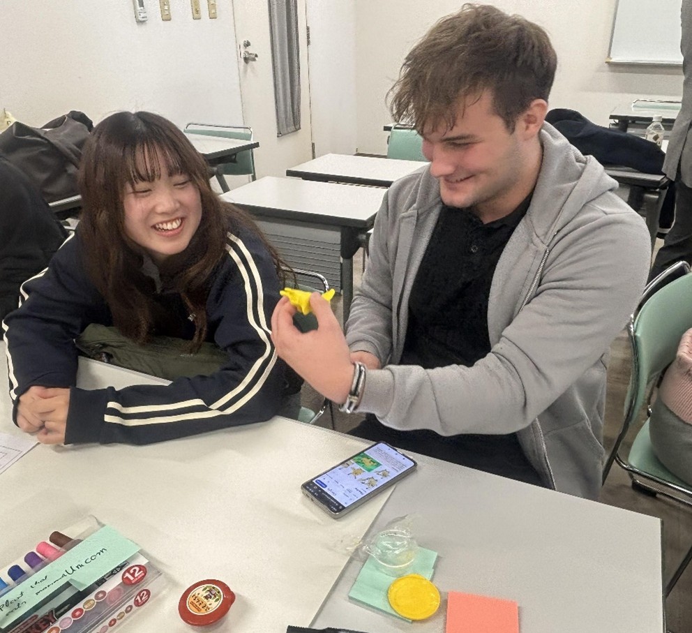 學生親手打造「永續生物」模型,透過設計想像未來世界中自然與人類共存的新樣貌。