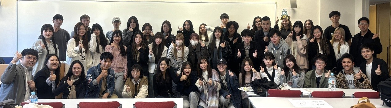 實踐大學與關西大學學生及大阪地區高中生合照紀錄共同學習時光,跨文化交流與永續教育的連結將持續延伸。