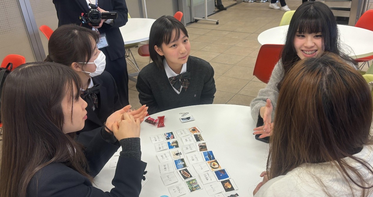 日本學生帶領破冰遊戲,讓臺日學生歡笑中快速建立起合作交流默契。