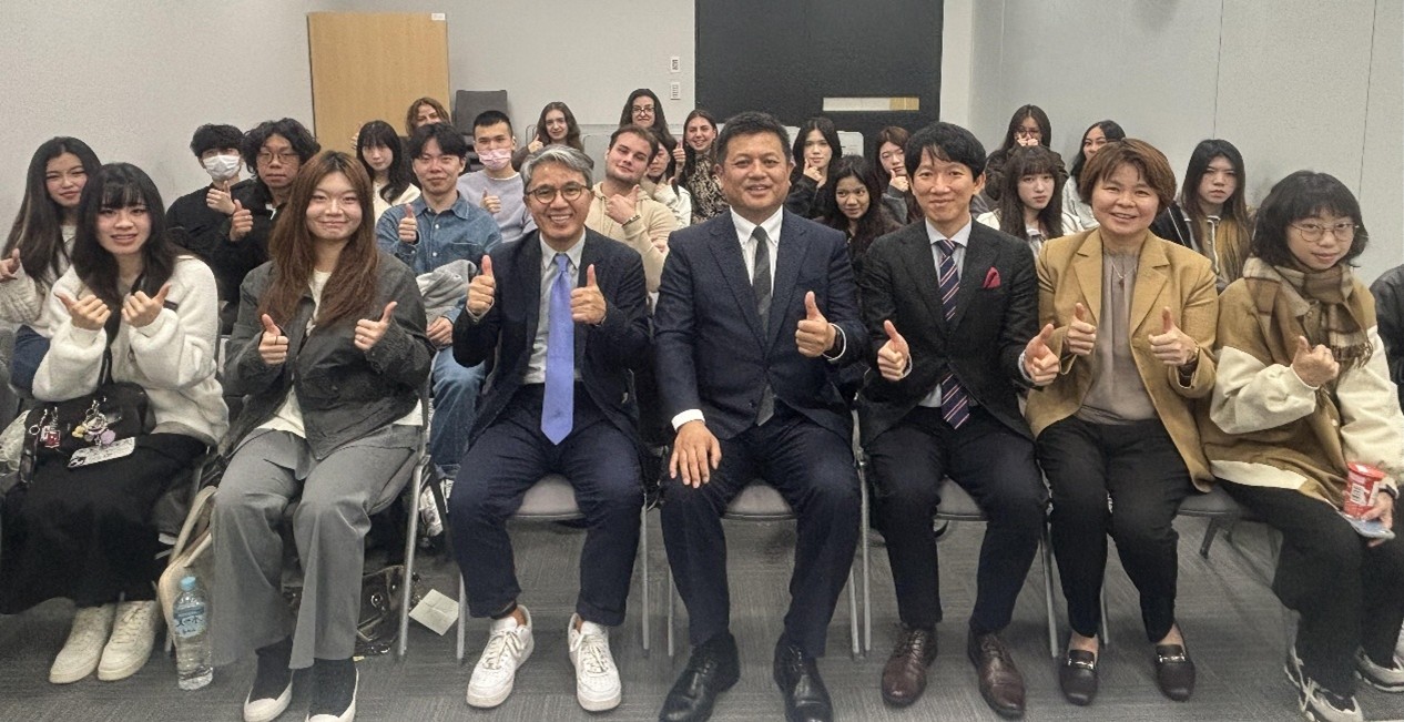 實踐大學副校長郭壽旺(左三)率隊拜會臺北駐大阪經濟文化辦事處,與副處長劉拓(左四)及教育組團隊親切交流,分享教育願景與經驗,為臺日學術合作注入更多可能。