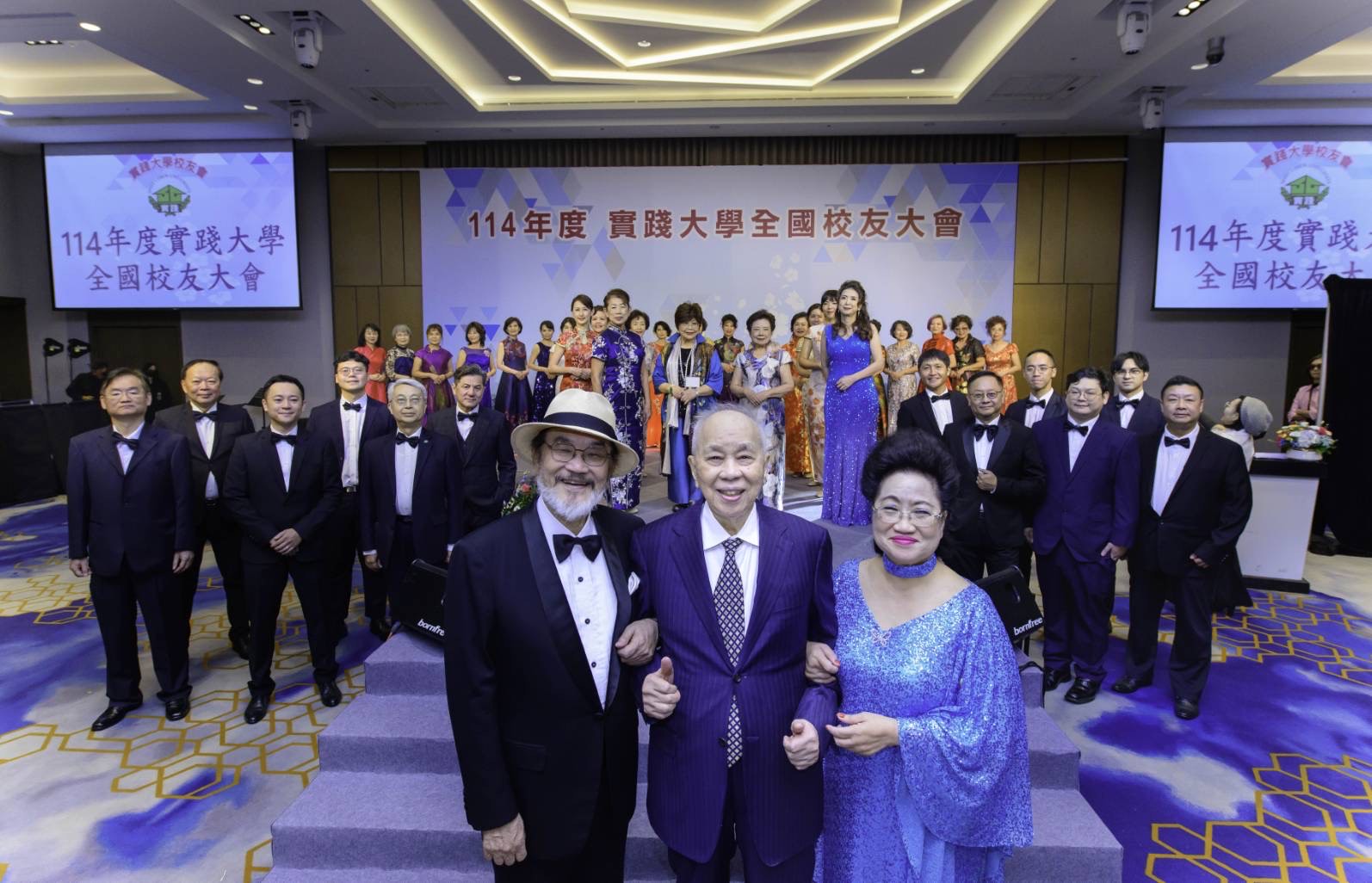 實踐大學全國校友服裝秀活動合影(前中實踐大學董事長謝孟雄先生、前右實踐大學校友文教基金會董事長謝瑞華女士,前左時尚老人林經甫醫師)