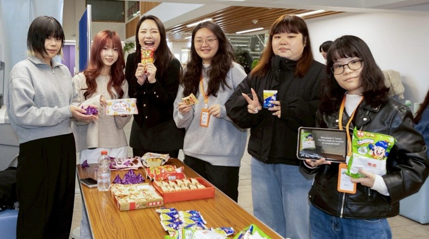 適逢英國北愛爾蘭貝爾法斯特女王大學「臺灣日」，實踐大學學生分享台灣零食，以美食交流文化、拉近情誼