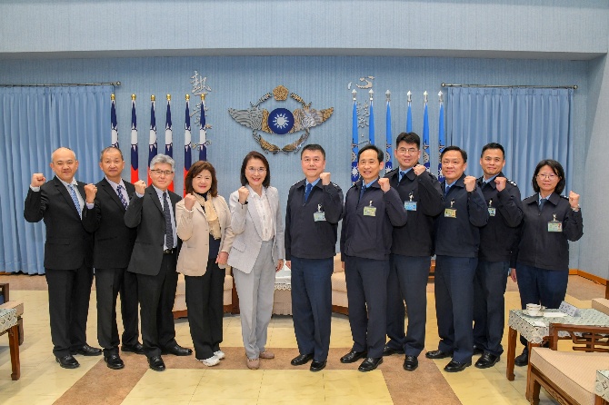 空軍司令鄭榮豐上將接待實踐大學校長洪久賢等一行人（空軍司令部提供）