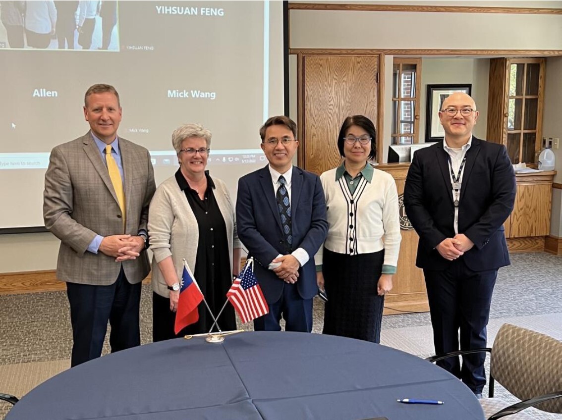 簽約儀式出席代表合影留念,左起:朱尼亞塔學院校長James Troha、教務長Lauren Bowen、實踐大學副校長郭壽旺、教育部楊敏玲參事及朱尼亞塔學院國際長兼副教務長Wei-Chung Wang(王為中)。