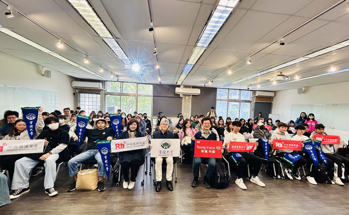 實踐大學企業管理學系羅瓊娟主任（左四）、吳聲銘學務長（左五）、Rti央廣總臺長張瑞昌（右五）與學生們現場合影