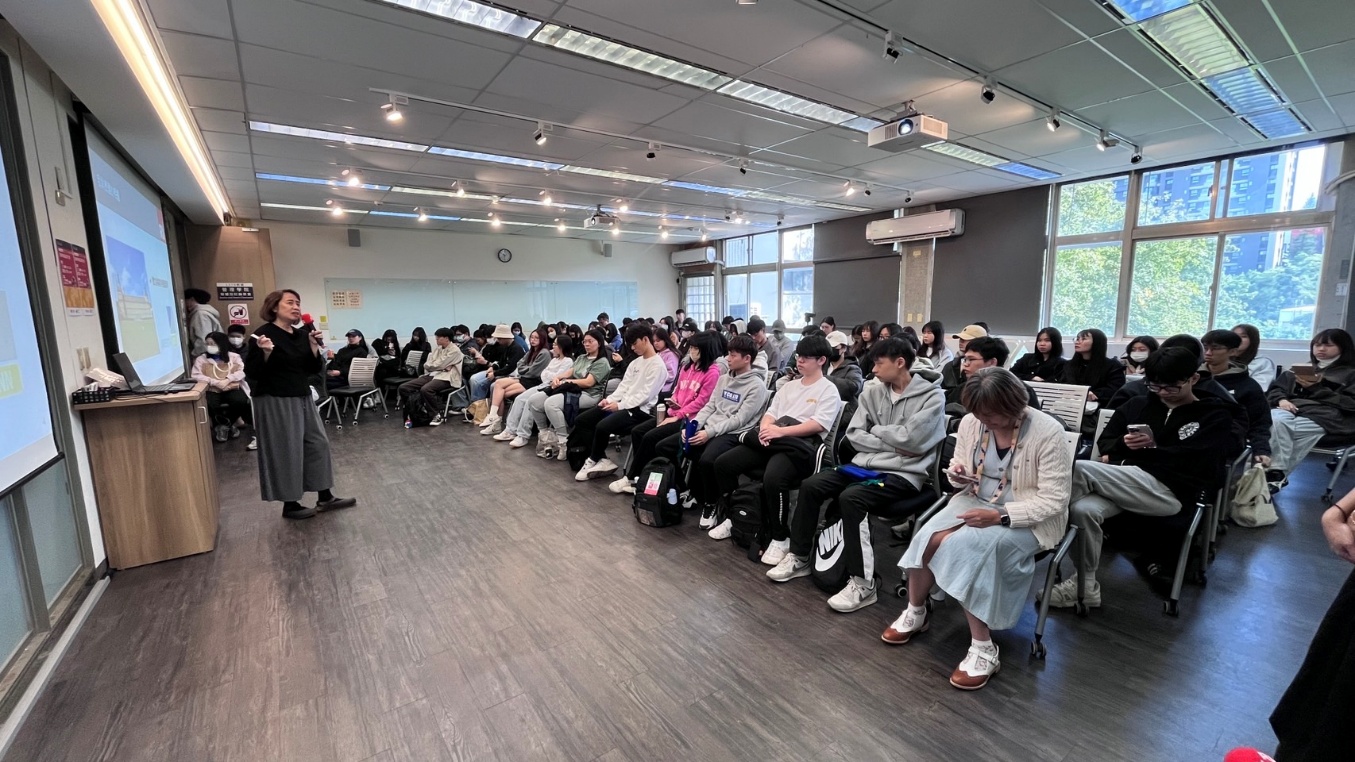 邱璧輝主持人分享「我的外語記者生涯」，啟發學生國際視野(圖二)。