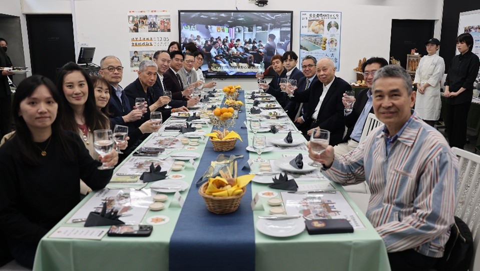 實踐大學董事長謝孟雄(右排中第三位)與師長及合作企業代表,在「臺日地域創生」產學合作成果發表會上舉杯合影,象徵校方與產業夥伴共同推動地域創生與跨域合作的成果與承諾