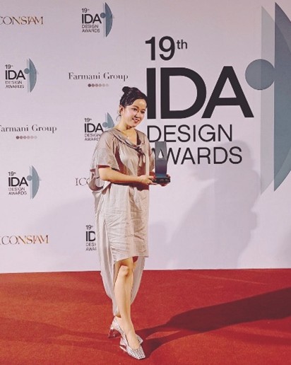 黃翌萱同學與獎座合影