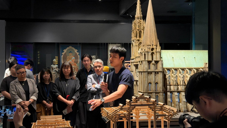 參展學生「朱銘」向貴賓解釋建築模型製作與學習的觀察。攝影:陳葦帆。