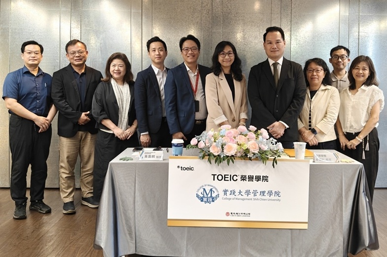 管理學院院長暨國際學程主任廖培安(右四)與忠欣股份有限公司教育事業處協理黃喜麟(右五)攜手推動雙方合作,帶領實踐大學管理學院加入「TOEIC榮譽學院計畫」。