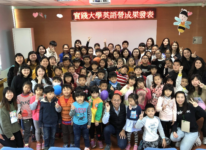 應用外語學系學生「偏遠地區英語教學營」,與當地小學生合影,展現英語教學與服務學習的成果。