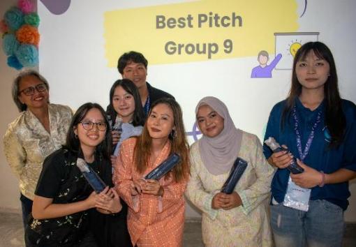 國際企業英語學士學位學程學生張嘉俽(左三)、劉承陽(左四)於新加坡「Social Sustainability Leadership Forum」競賽中奪冠!