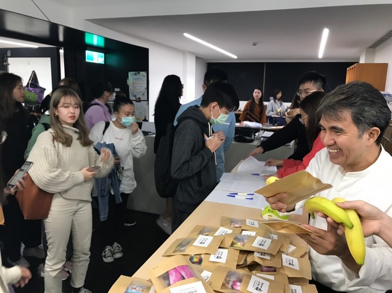 郭副校長致贈香蕉,促進本校國際交流。
