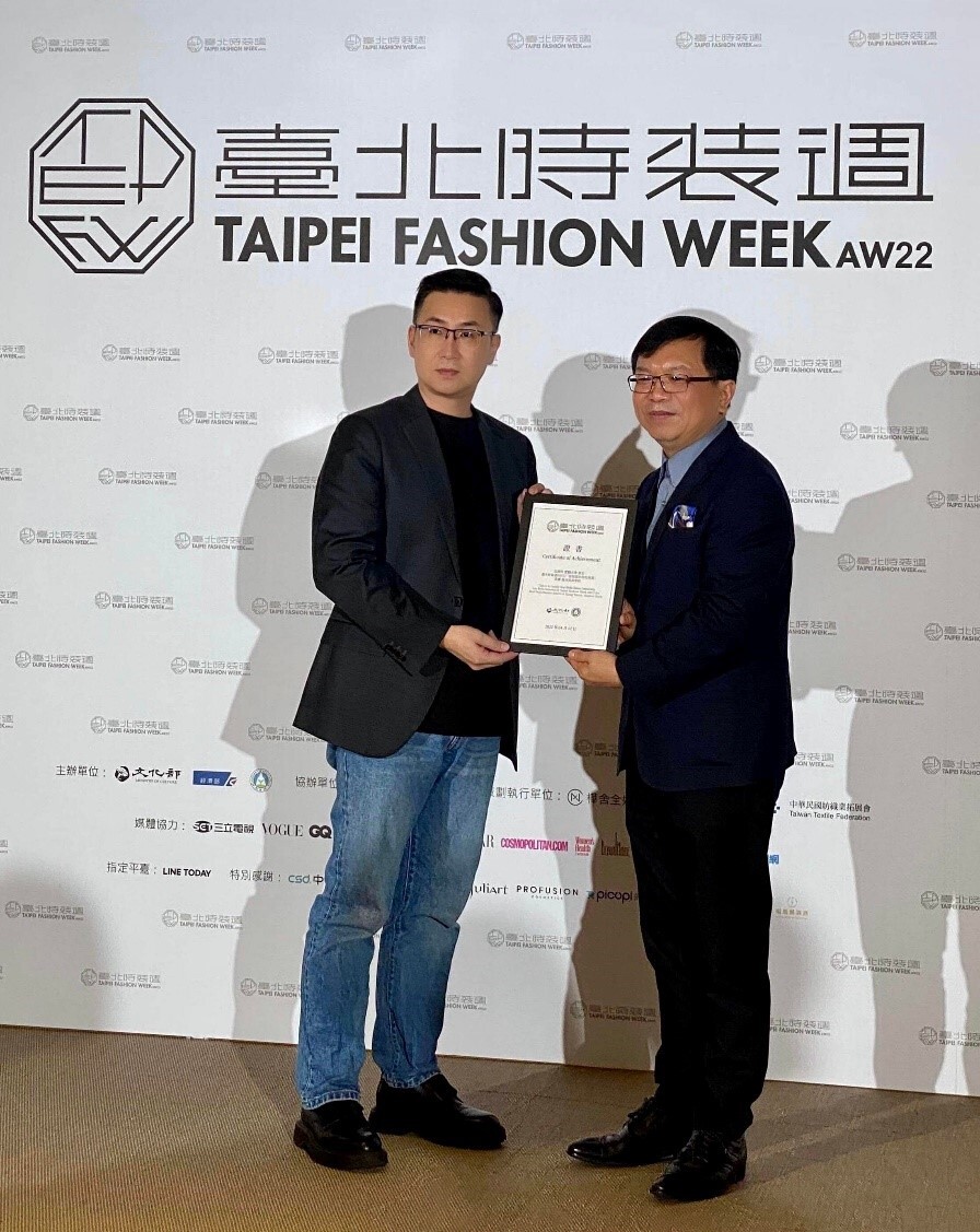 文化部李連權次長頒發最佳展演學校獎
