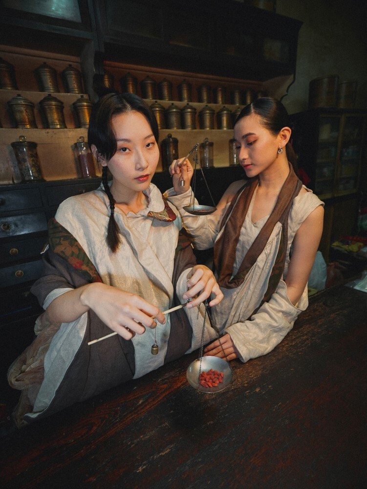 實踐大學時尚設計學系服裝設計作品「朮墨艸石目」,勇奪2022青春設計節音樂設計類最佳設計獎。