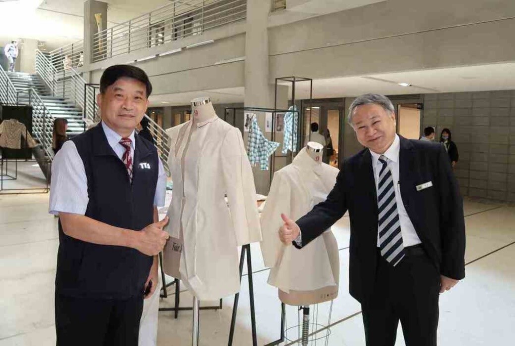 實踐大學校長丁斌首(右)陪同紡織所所長李貴琪(左)參觀由服裝設計學系師生運用庫存布創作出來的低碳服飾。(李炎奇/攝影)