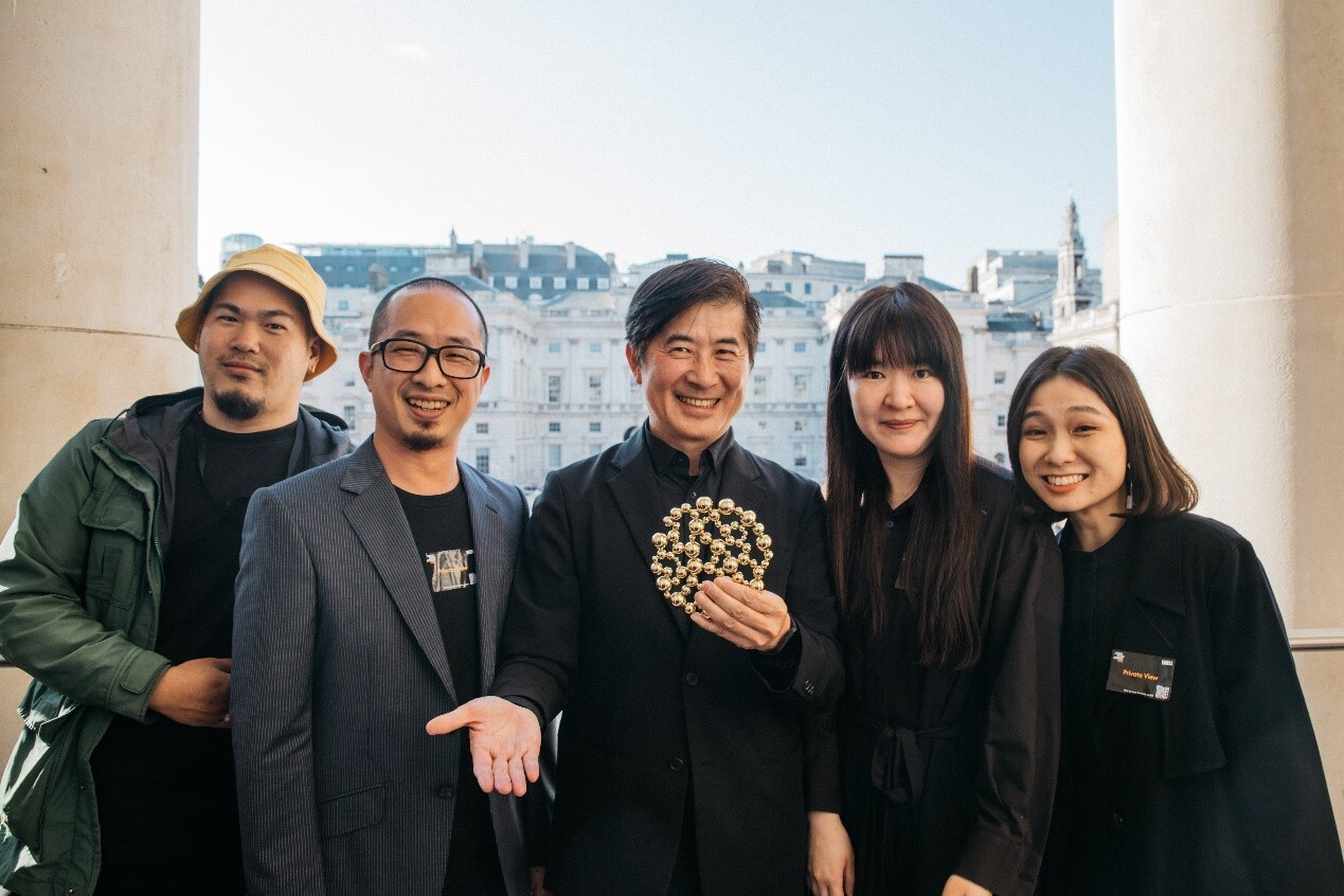 臺灣館榮獲2023倫敦設計雙年展最佳設計獎，臺灣設計研究院張基義院長(中)、策展人曾令理總監(右2)、設計負責人姚仲涵副教授(左2)及團隊代表領獎。