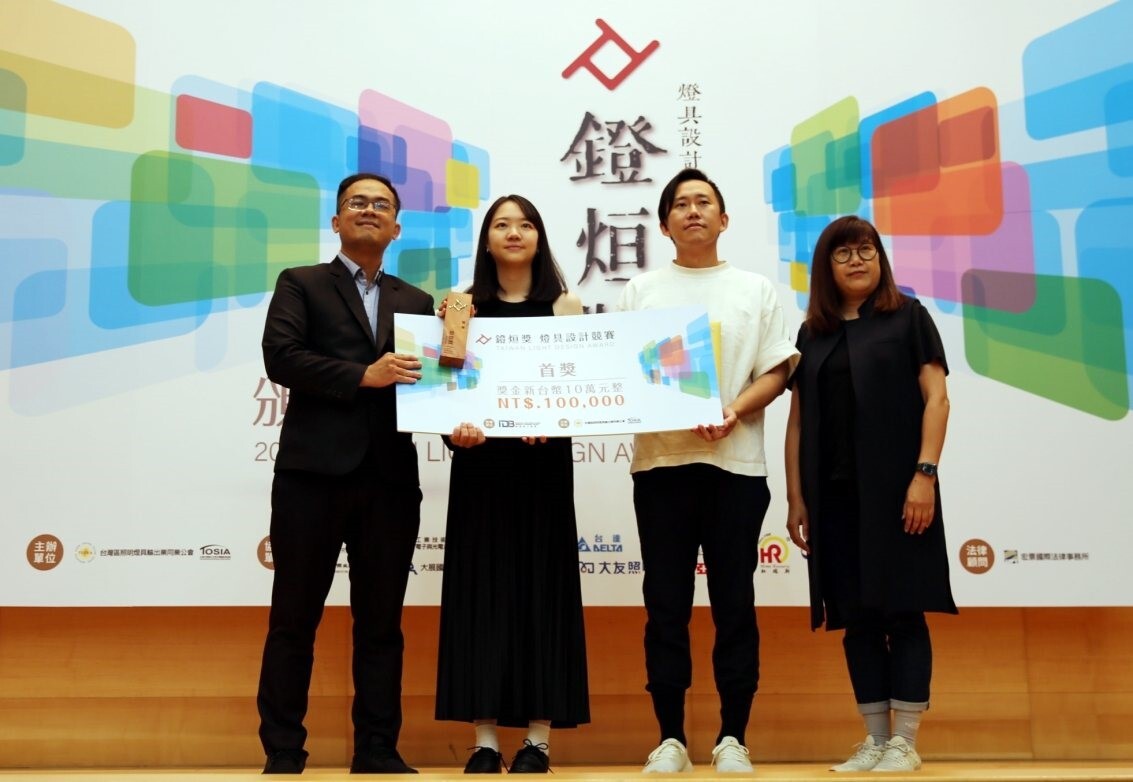 實踐大學工設系陳亮君榮獲2023鐙烜獎首獎,與指導老師曾熙凱(右2)及設計學院許鳳玉院長(右1)合影。(曹佳榮/攝影)
