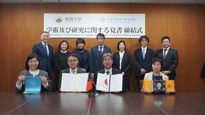 實踐大學與日本十文字學園簽署交流協定。 前排左2:實踐大學副校長郭壽旺、左3:十文字中學.高等學校校長橫尾康治。