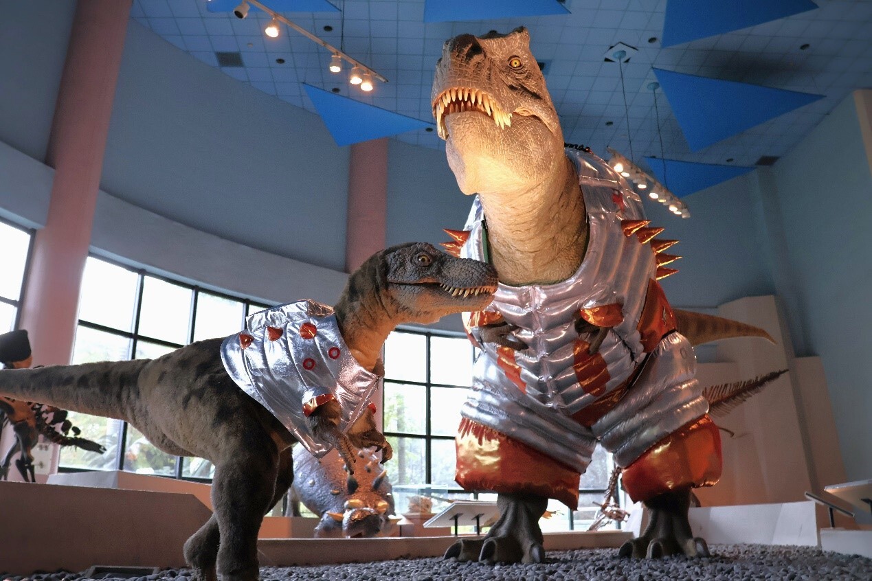 科博館與實踐大學合作，將恐龍廳的親子機械暴龍扮成「太空探險家」。（科博館提供）