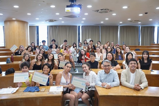義大利烏爾比諾大學、瑪米亞尼高中以及法國西布列塔尼大學結業式合照。（實踐大學提供）