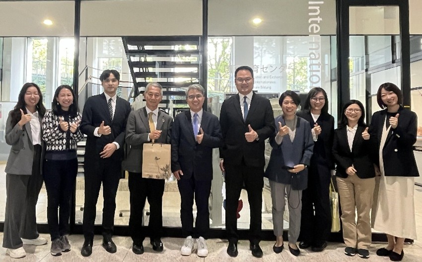 實踐大學國際暨兩岸事務副校長郭壽旺(左五)率團參訪日本東洋大學，雙方團隊就學術交流與合作計畫進行深入討論。