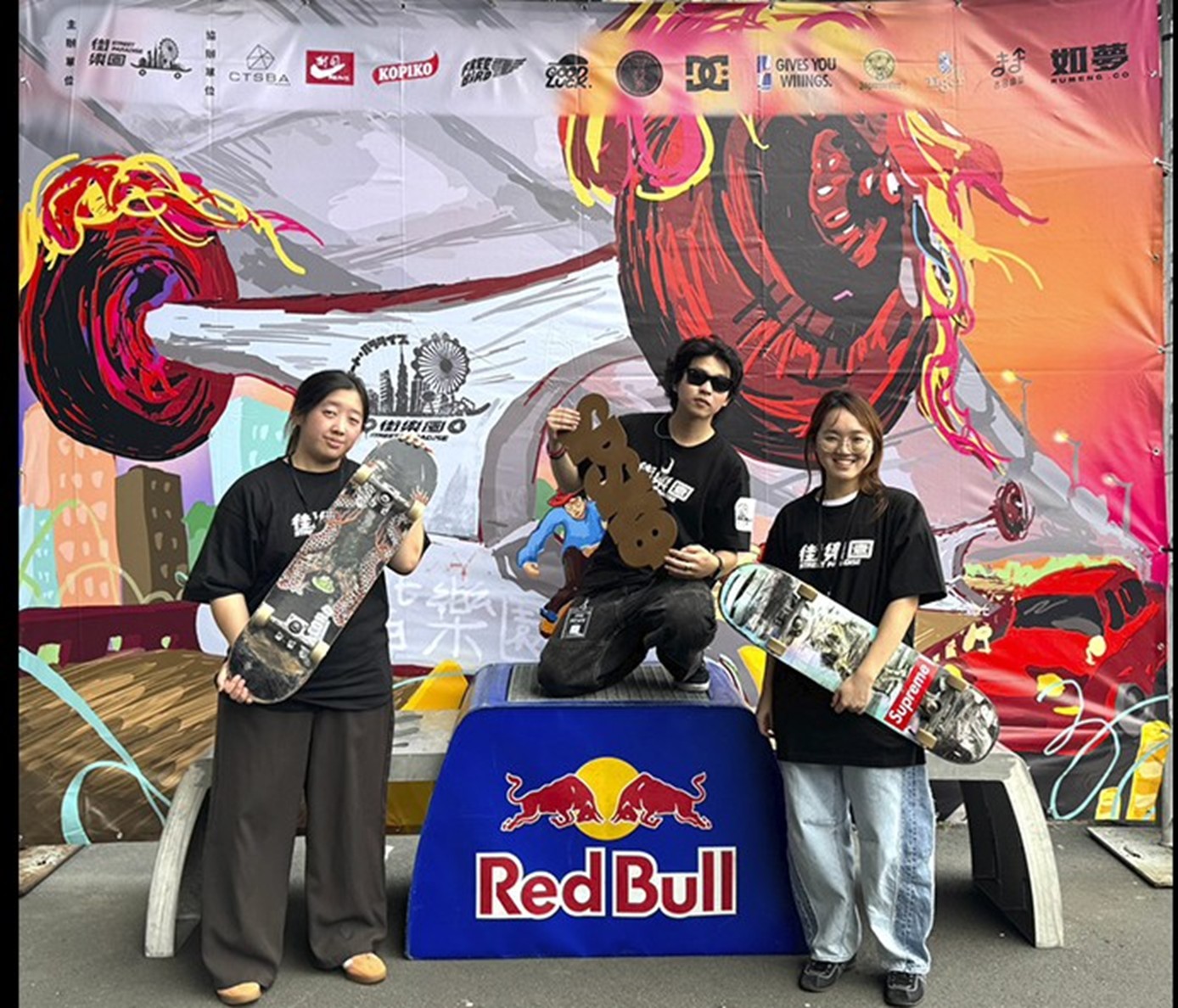 實踐大學企管系李尚祐同學帶領團隊舉辦街樂園滑板派對活動。