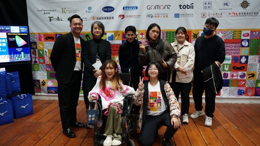 與活動服裝走秀模特兒林宜萱於現場合影留念