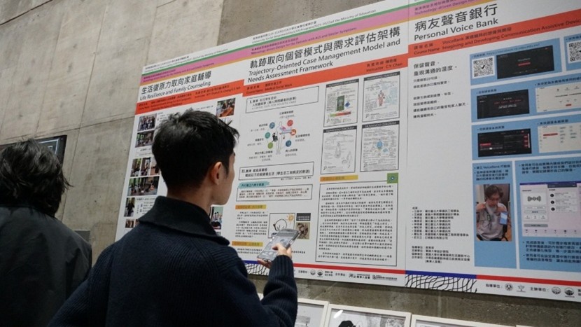 展場內同學於互動平台進行實際操作