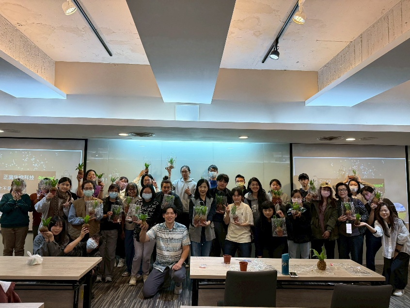 全體參與工作坊的學員與講師合影