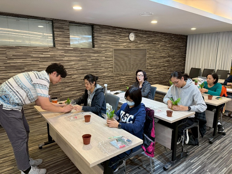 講師親自指導學生如何用魚線將水苔固定