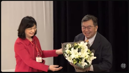 家兒系謝文宜教授(左)獻花祝賀王浩威副教授