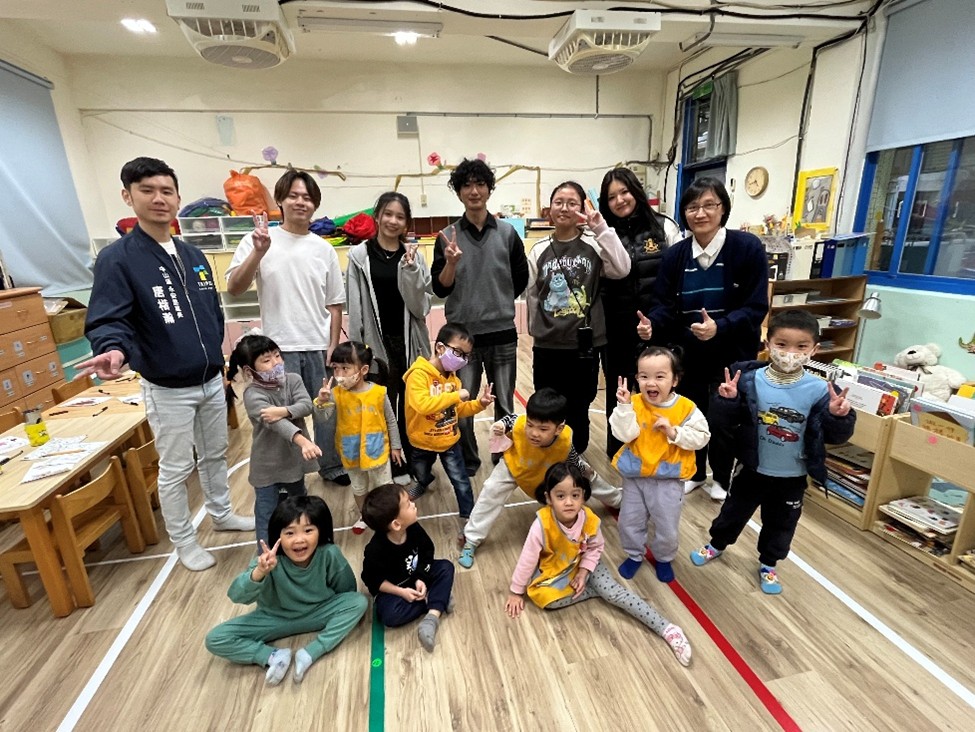 實踐大學應用外語學系李利德老師(右1)率領說故事同學和大直幼兒園月亮班小朋友與大直永安里唐楷瀚里長(左1)合影
