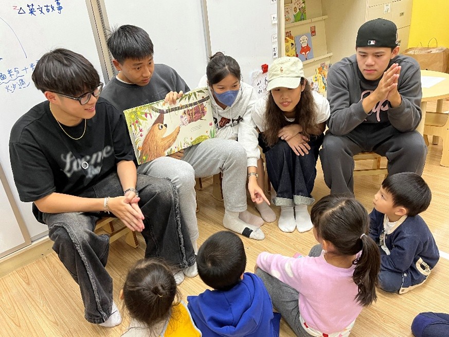 實踐應外系同學透過表情、肢體動作、聲音語調，以及生活應用的對談，幫助大直幼兒園小朋友理解英文繪本故事情節