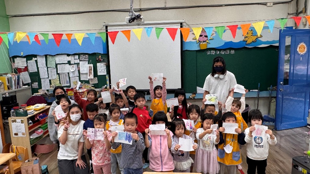 聽完有關三個願望的英文繪本故事，大直幼兒園小朋友們用色鉛筆畫出自己心中的願望，並與實踐應外系同學合影留念