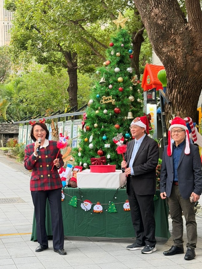 洪校長致詞為學校師生祝禱祈願學校平安並祝賀耶誕快樂