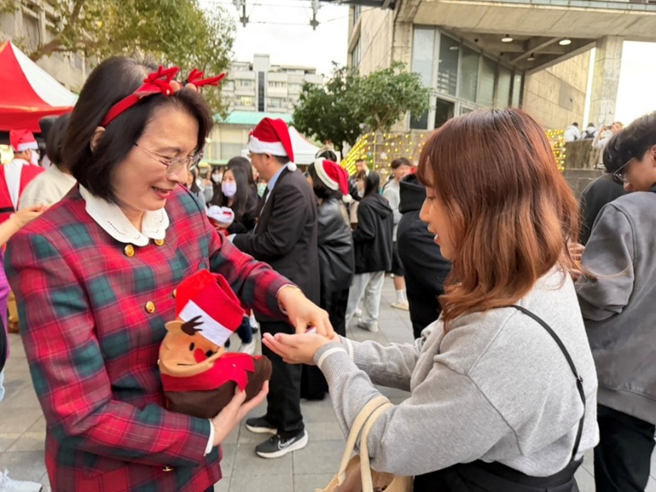 洪校長親自發送耶誕小點心給同學溫馨祝福