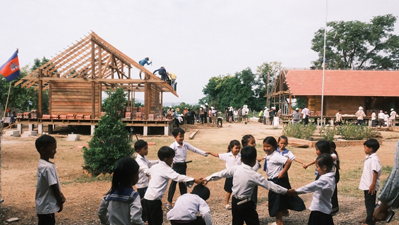 Hands Together 柬埔寨海外義築計劃 工程中相片，2012 至今已14年，2025 為第二年之國際團隊 帶領台、日、馬三國師生於村民協力下 以9個工程日完成偏鄉小學之兩棟教室。